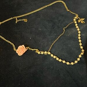 NWOT BETSY JOHNSON SERIOUSLY CUTE ROSE NECKLACE!!‎